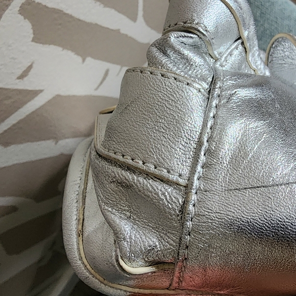 Etienne: (collection privee) Silver Leather Bag - Picture 6 of 16